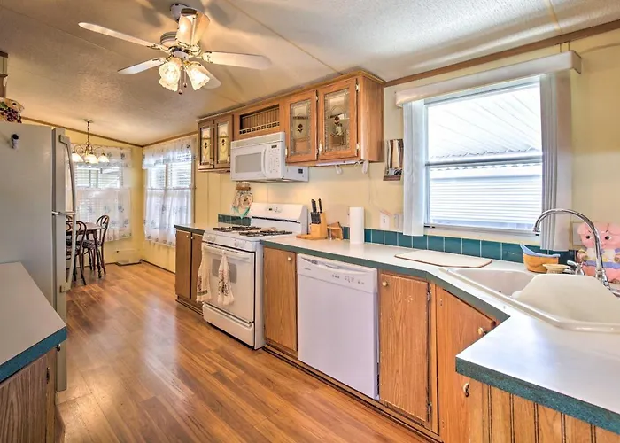 Cozy Yuma Retreat W/ Furnished Patio & Grill! *