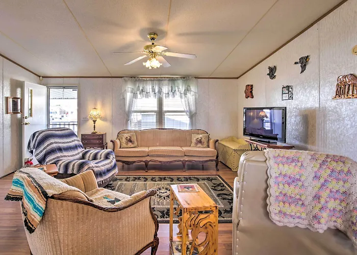 Cozy Yuma Retreat W/ Furnished Patio & Grill!